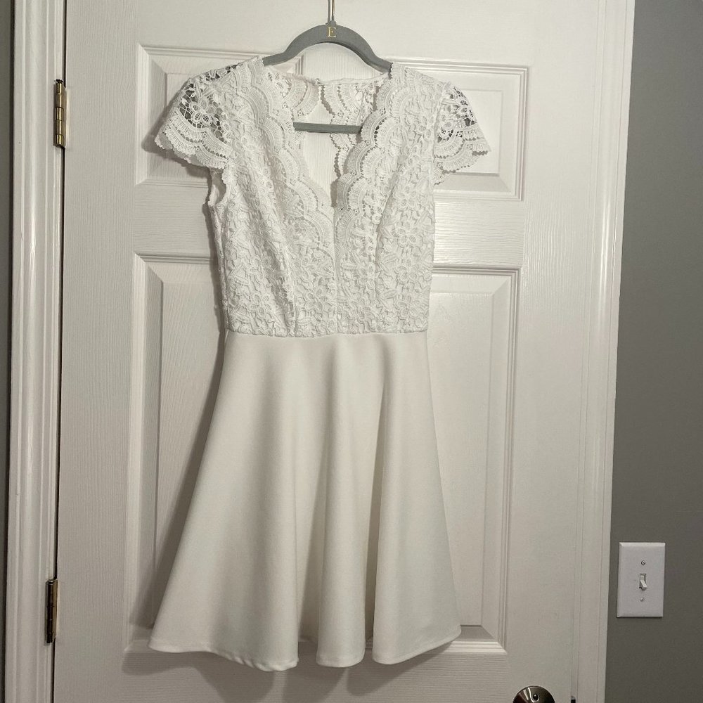 B. Darlin Women's Scalloped Lace Bodice V Neck Off White Skaters Mini Dress